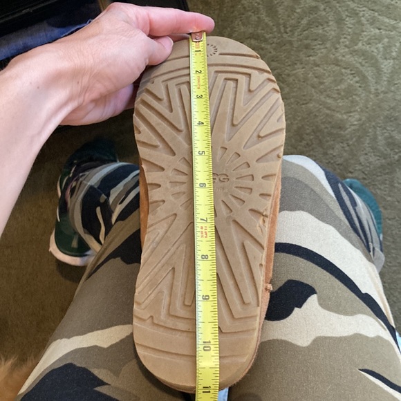 UGGs- three button Bailey chestnut color - Picture 12 of 12